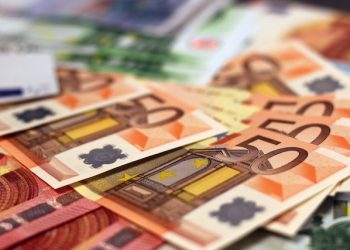 Moneda euro se depreciază la un minim al ultimelor două decenii, din cauza crizei din energie