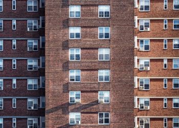 Opt din zece români ţin cont de preţul şi calitatea materialelor de costrucţii, atunci când aleg o locuință