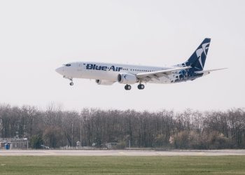 UPDATE: Blue Air suspendă temporar zborurile din România. Premierul reacționează 