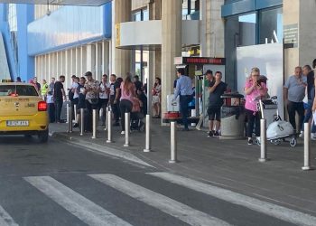 Serie de măsuri pentru pasagerii afectați de suspendarea zborurilor Blue Air 