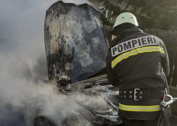 Bătuți și cu mașina incendiată (VIDEO)