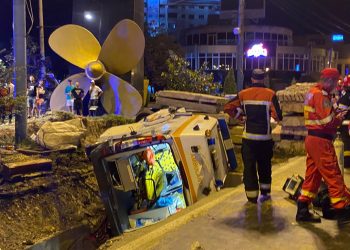 O ambulanță care transporta un copil s-a răsturnat în șanț, în zona Dacia (VIDEO)
