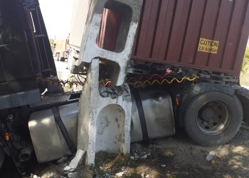 Accident rutier în Nicolae Bălcescu. Un TIR a intrat în stâlp