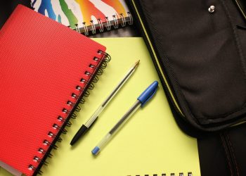 A început depunerea cererilor pentru bursele de merit