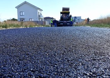 Continuă asfaltarea străzilor într-un cartier din Constanța