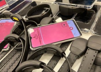 Sistemul de monitorizare cu brățări electronice, funcțional în România 