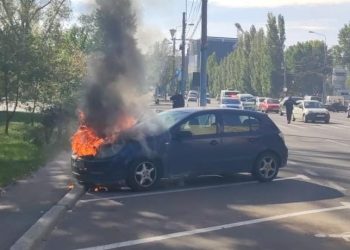 Arde o mașină în stațiunea Mamaia (Video)