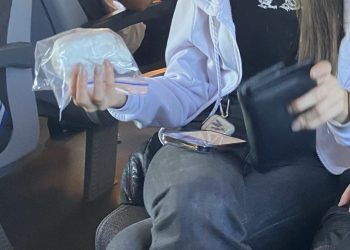 Ce mai mănâncă românul în tren. Nu, salamul n-a „murit”… 