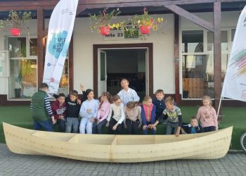 O nouă canotcă va fi lansată pe apă. Vezi cine a construit-o