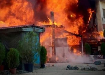 Miracole în biserica arsă: Preotul a ieșit din flăcări cu Sfintele Daruri!