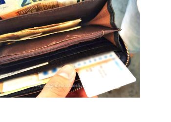 La volan, cu dreptul de a conduce suspendat și permis de conducere fals