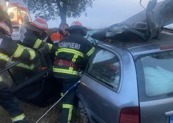 UPDATE: Accident MORTAL în județul Tulcea. O mașină a intrat în copac