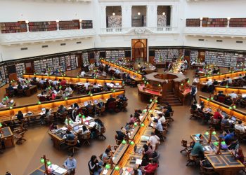 Majoritatea elevilor optează să continue studiile în România după finalizarea liceului (studiu)