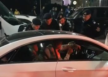 Episod scandalos! Un șofer agresiv sfidează polițiștii și jandarmii și lovește două mașini (VIDEO)