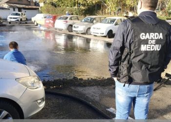 Poluare cu păcură în parcarea unui bloc din Constanța (GALERIE FOTO)