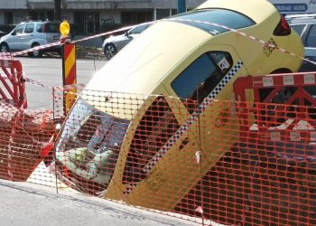 Taxi ajuns în șanț, pe un bulevard din Constanța (VIDEO)