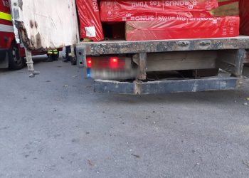 Autocamion intrat în stâlp, pe un bulevard din Constanța