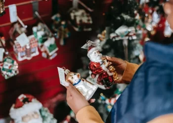 Febra Crăciunului: Românii au pornit în căutarea decorațiunilor