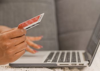 Vezi ce plănuiesc să-și cumpere românii de Black Friday şi Cyber Monday