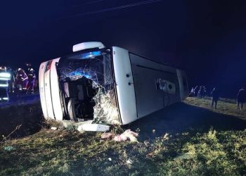 Plan ROȘU activat la Arad! Un autocar cu 33 de călători s-a RĂSTURNAT