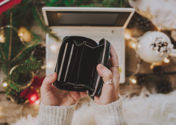 Bugetul românilor pentru cadourile de sărbători, aproape la jumătate față de anul trecut