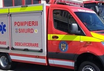 Mașină de gunoi, implicată într-un accident. O persoană a rămas încarcerată