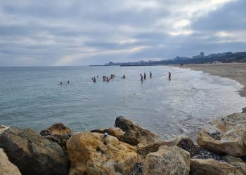 Probă de rezistență la Constanța! Peste 20 de tineri au înotat în mare, în luna decembrie