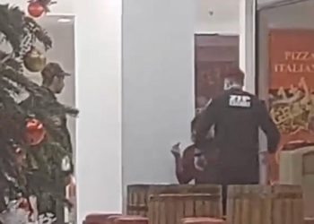 IMAGINI șocante la mall! O femeie este bătută de un agent de pază