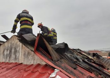 Incendiu la o casă din Valu lui Traian. O femeie a avut nevoie de ajutorul medicilor
