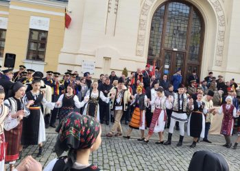 Românii s-au prins astăzi în hora Unirii (FOTO) 