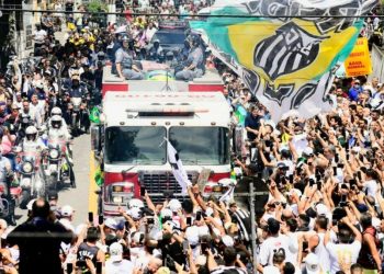 Mii de oameni l-au condus pe ultimul drum pe legendarul Pelé