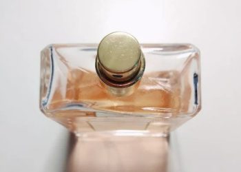 Parfumuri contrafăcute, confiscate la Constanța