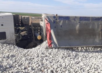 TIR încărcat cu piatră, răsturnat în județul Constanța