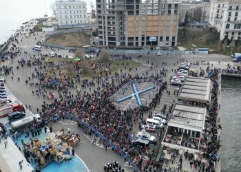 Boboteaza la Constanța. Vezi cine sunt curajoșii care au recuperat crucile din apa mării (FOTO)