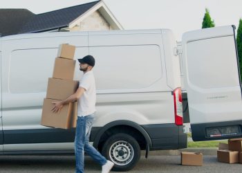 Cât câștigă un curier?!