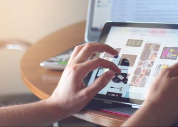 Nu te lăsa păcălit! Mediul online, un pericol pentru necunoscători