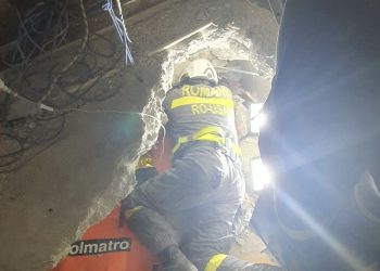 Turcia: Băiat de 16 ani, scos de sub ruine de salvatorii români (FOTO) 