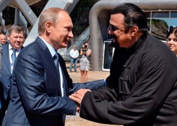 Steven Seagal, decorat de Putin pentru „acțiuni umanitare”