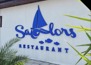 Petrece clipe de vis la malul mării, alături de persoana iubită