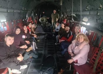 MAE: Alţi 13 cetăţeni români vor fi aduşi în ţară cu o aeronavă militară