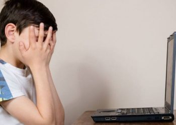 Copiii cu vârste de până la nouă ani, tot mai expuși la pornografia online