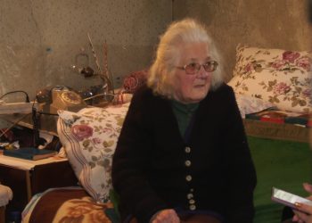 Bătrâna care a sunat la 112 să spună că moare de frig, internată în spital. Cine e de vină?