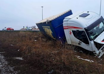 Un TIR a ieșit din decor, pe A2