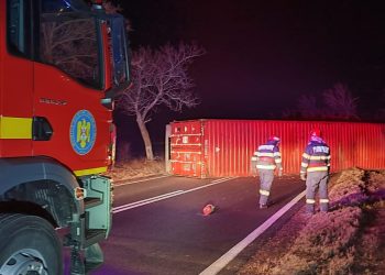 UPDATE: TIR cu numere de Ucraina, răsturnat în județul Tulcea, în apropiere de Cataloi