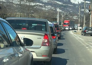 Aglomeraţie pe Valea Prahovei: Se circulă în coloană la Comarnic şi Buşteni