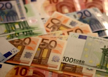 Comisia Europeană estimează că economia României va creşte în 2023 cu doar 2,5%