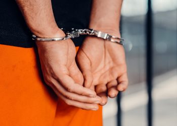 Tânăr de 22 de ani, escortat de polițiști la Penitenciarul Poarta Albă