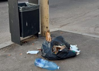 Nu ne mai facem bine! Constănțenii aruncă în continuare gunoiul lângă coș