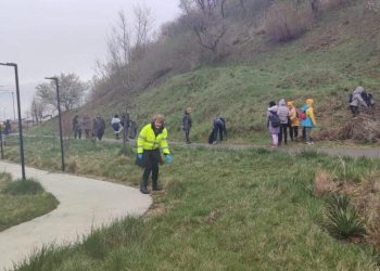 Garda de Mediu și elevii, acțiune de ecologizare pe Plaja Modern