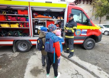 Elevii de la o școală din Ovidiu, pompieri pentru o zi